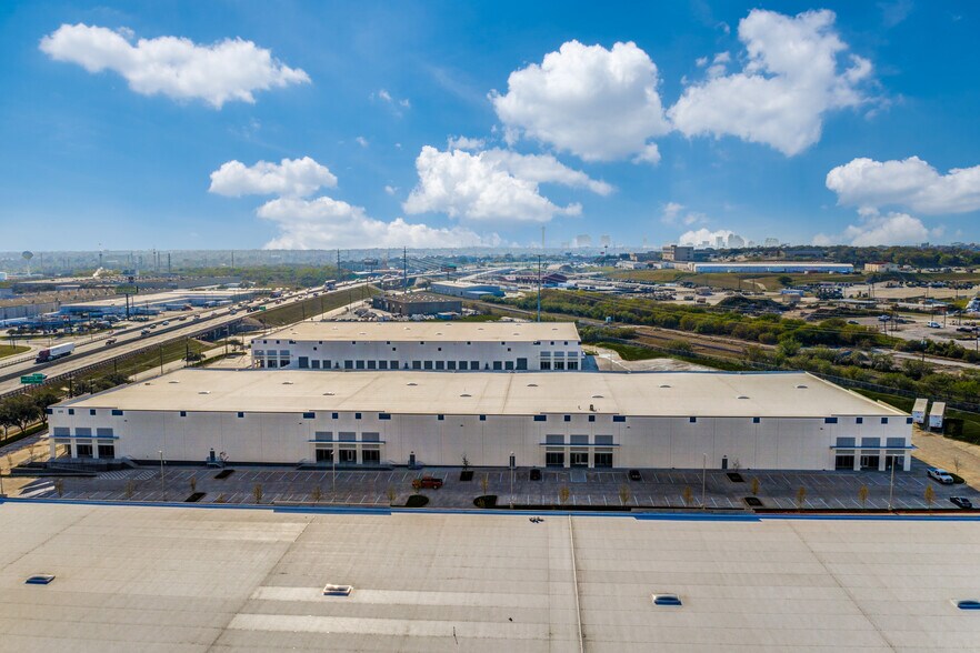 More Photos Of 3215 N Panam Expy, San Antonio Manufacturing For Lease