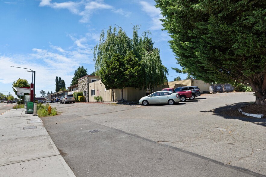 More Photos Of 14235-14237 Ambaum Blvd SW, Burien General Retail For Lease