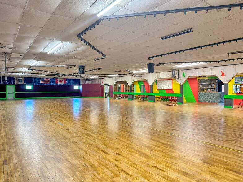 More Photos Of 18 Access Hwy, Caribou Sports And Entertainment For Sale