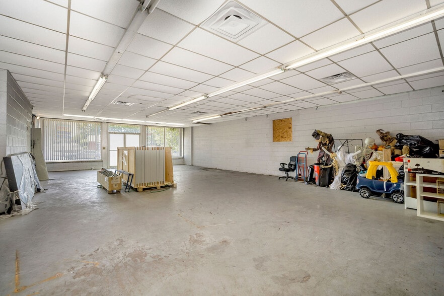 More Photos Of 2198 Losantiville Ave, Cincinnati Storefront Retail Office For Lease