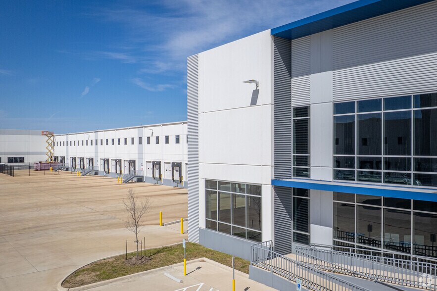 More Photos Of 15012 S Post Oak Rd, Houston Unknown For Lease