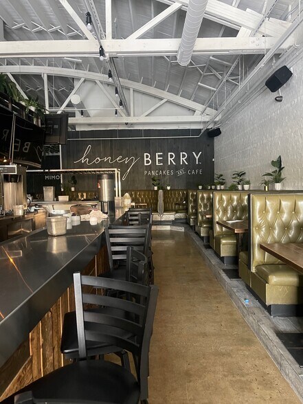 More Photos Of 6606 N Sheridan Rd, Chicago Storefront For Lease