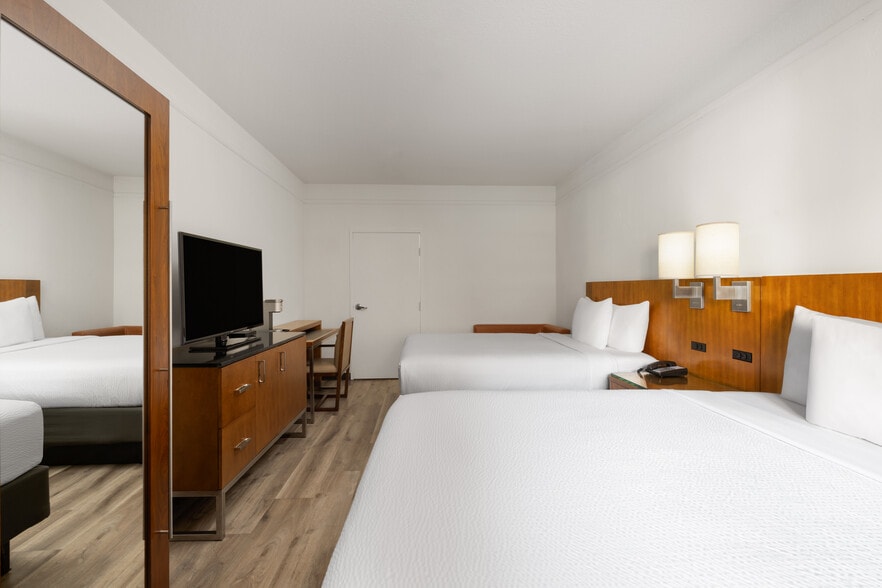 More Photos Of 631 Camino del Rio S, San Diego Hotel For Sale