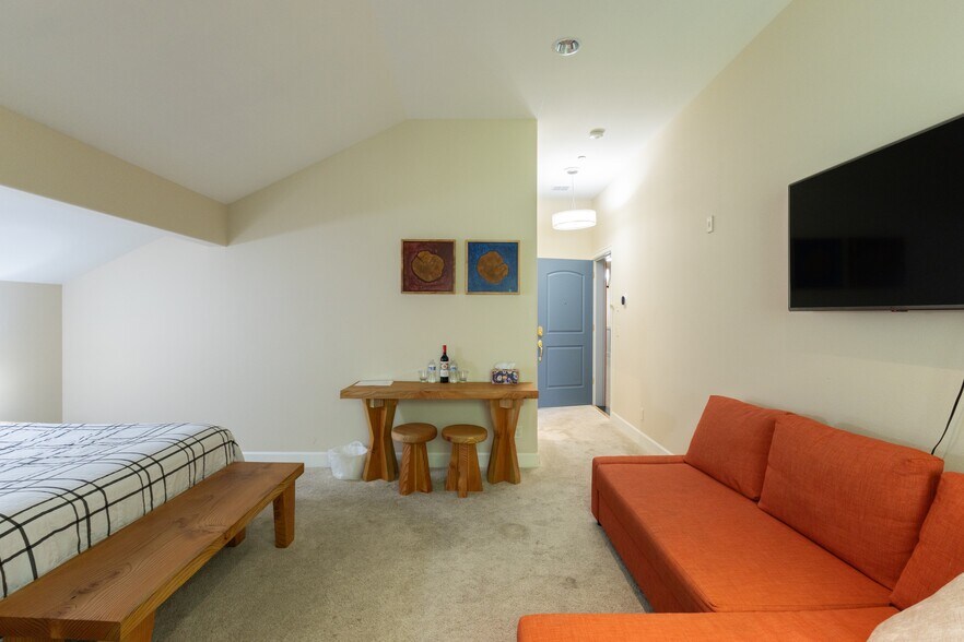 More Photos Of 360 Knechtel Way NE, Bainbridge Island Apartments For Sale