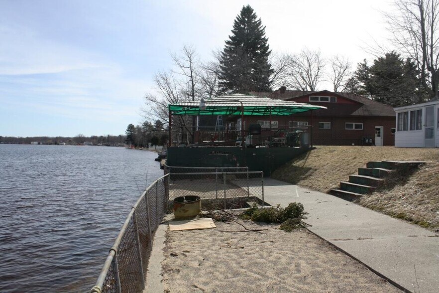 More Photos Of 117 4th St, Prudenville Hotel For Sale