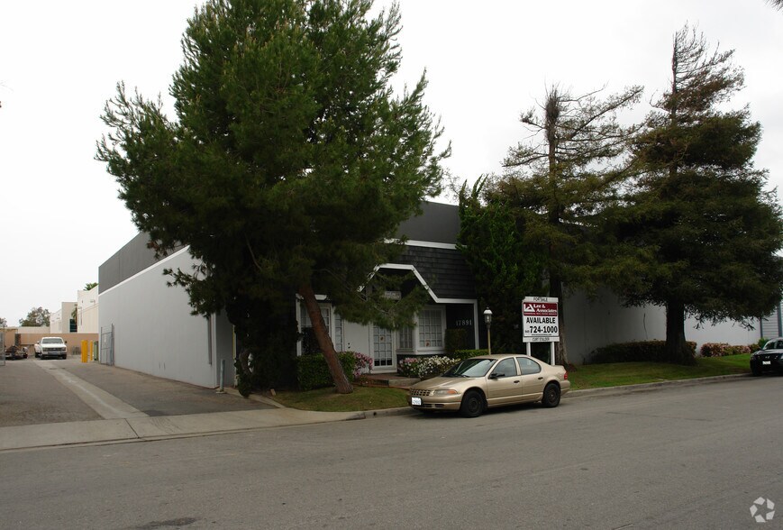 Primary Photo Of 17891 Jamestown Ln, Huntington Beach Warehouse For Lease
