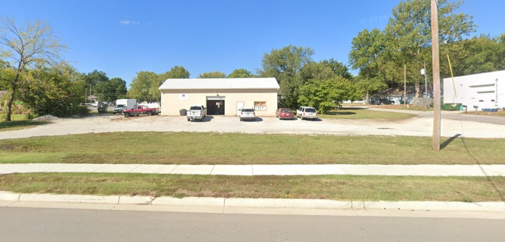 More Photos Of 704 S Metcalf Rd, Louisburg Warehouse For Lease