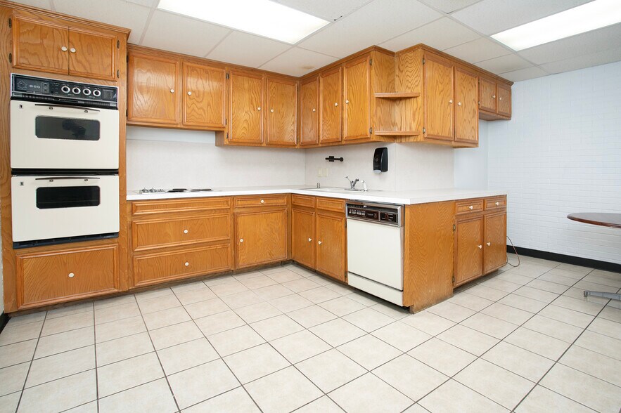 More Photos Of 415 Beckham Ave, Tyler Storefront For Sale