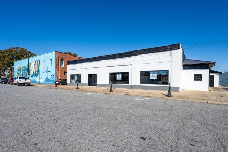 More Photos Of 110 E A St, Newton Freestanding For Sale