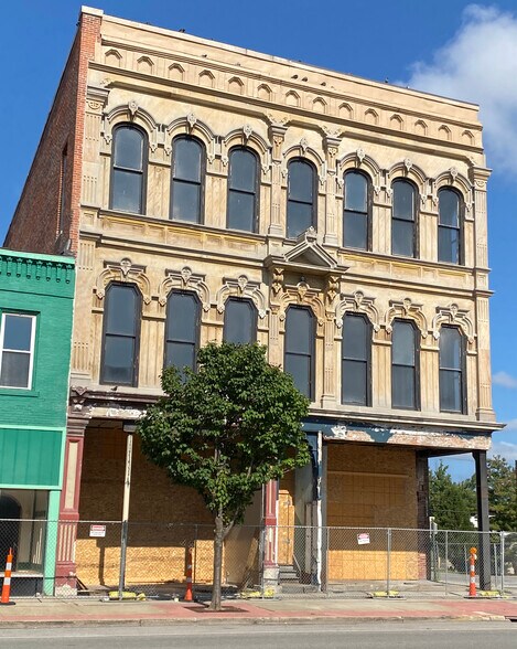 More Photos Of 300 Clinton St, Defiance Storefront Retail Residential For Lease