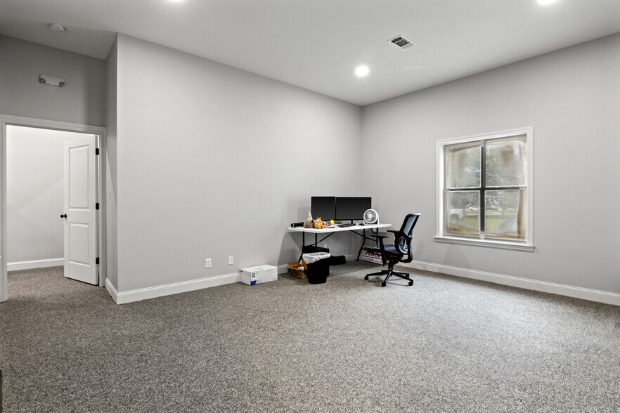 More Photos Of 107 E 11th St, Mount Pleasant Office For Sale