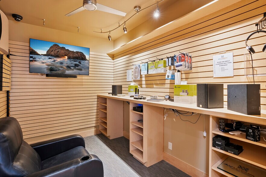 More Photos Of 1090 Cambridge Cir, Layton Flex For Sale