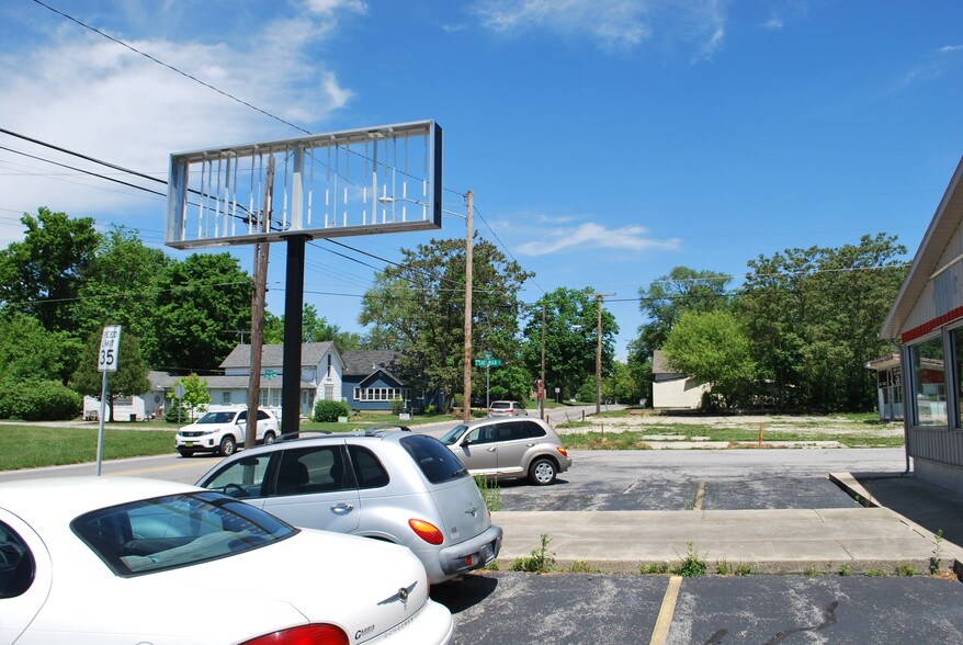 More Photos Of 801 S Walnut St, Hartford City Freestanding For Sale