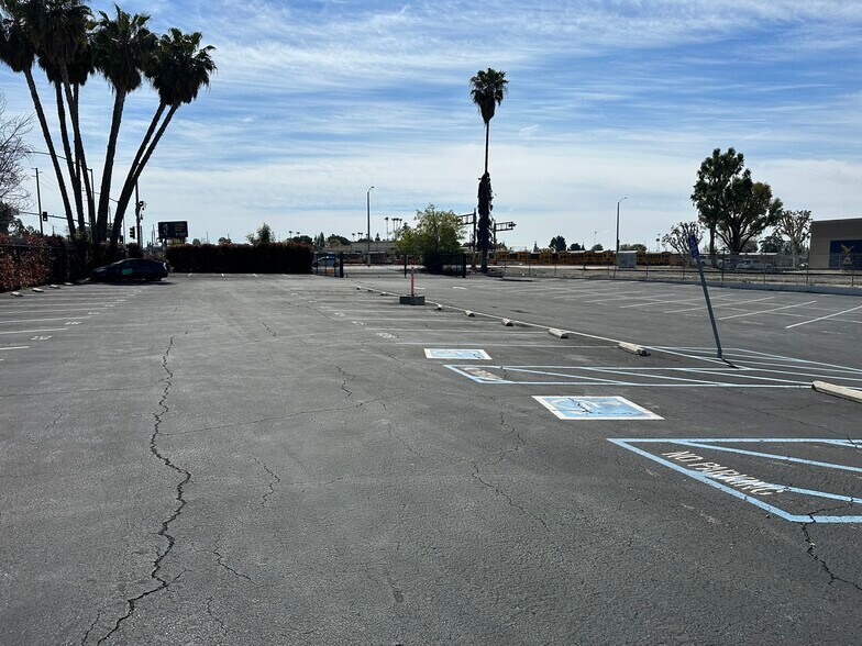 More Photos Of 12910 Mulberry Dr, Whittier Distribution For Lease