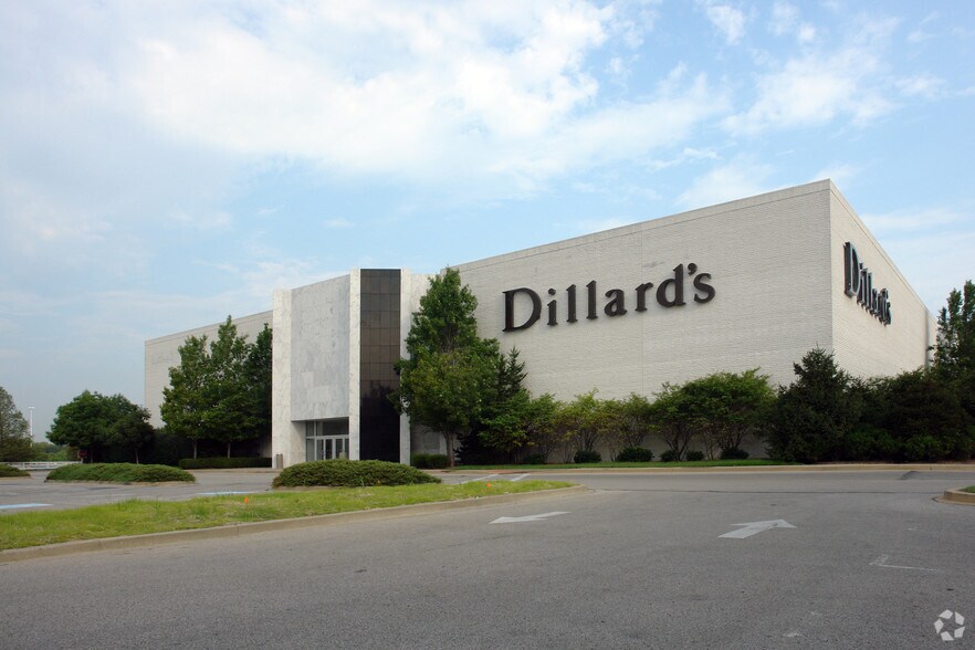 More Photos Of 5000 Shelbyville Rd, Louisville Freestanding For Lease