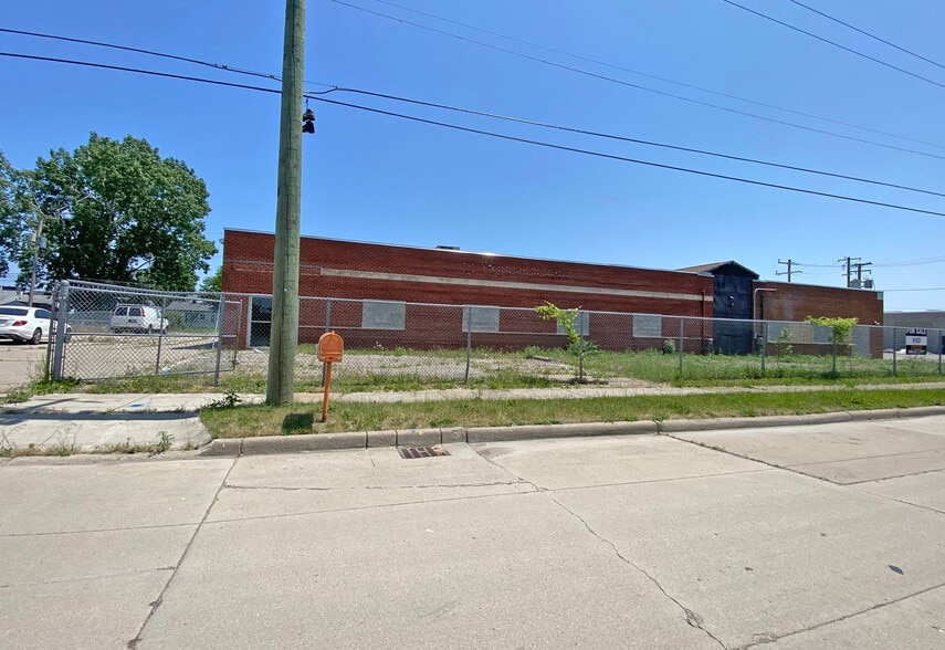 More Photos Of 22778 Globe Ave, Warren Warehouse For Lease