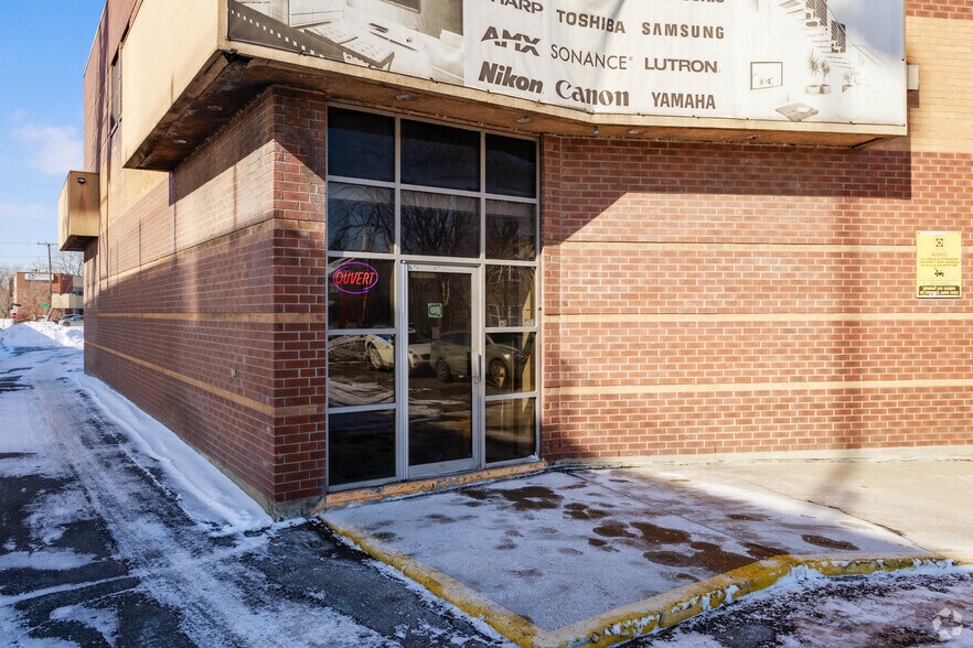 More Photos Of 350 Av Des Érables, Montréal Storefront Retail Office For Sale