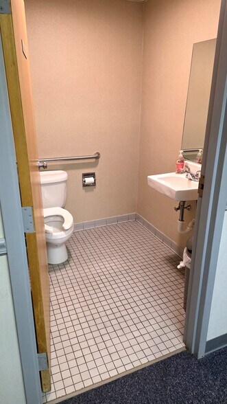 More Photos Of 60 Westwood Ave, Waterbury Medical For Sale