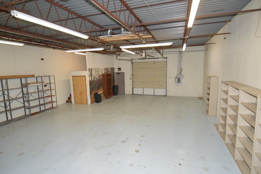 More Photos Of 9410 E 51st St, Tulsa Light Manufacturing For Lease