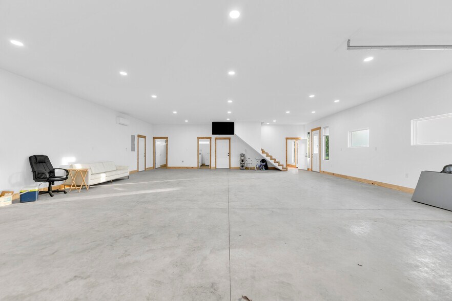 More Photos Of 15427 W Highway 12, Gentry Flex For Sale