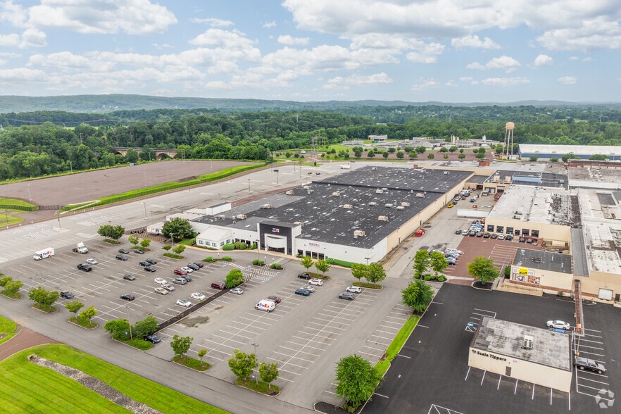 More Photos Of 122 Mill Rd, Oaks Warehouse For Lease