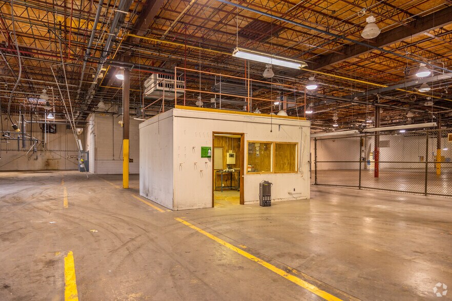 More Photos Of 200 E Avenue G, Rochelle Manufacturing For Sale