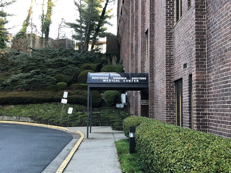 More Photos Of 611 S Carlin Springs Rd, Arlington Medical For Sale