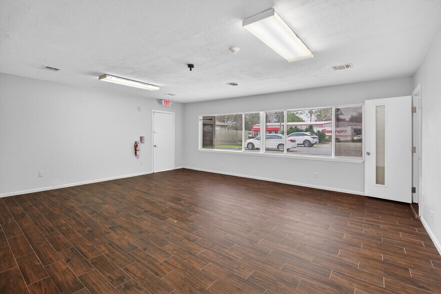 More Photos Of 5109 E 5th St, Katy Storefront Retail Office For Lease