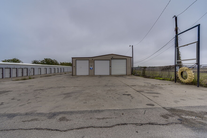 More Photos Of 108 West Gillum, Grandview Warehouse For Sale