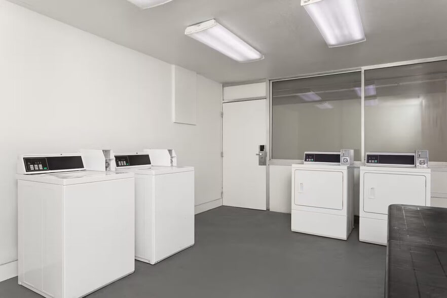 More Photos Of 2500 33rd St, Orlando Hotel For Sale