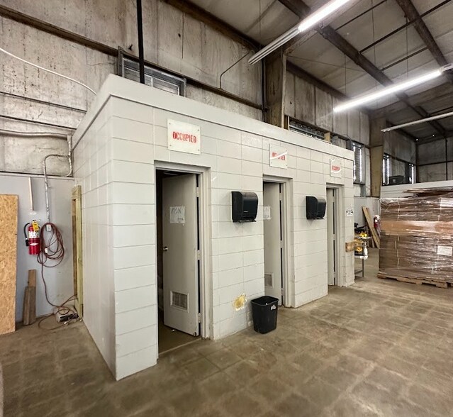 More Photos Of 215 7th Way, Alexander City Distribution For Sale