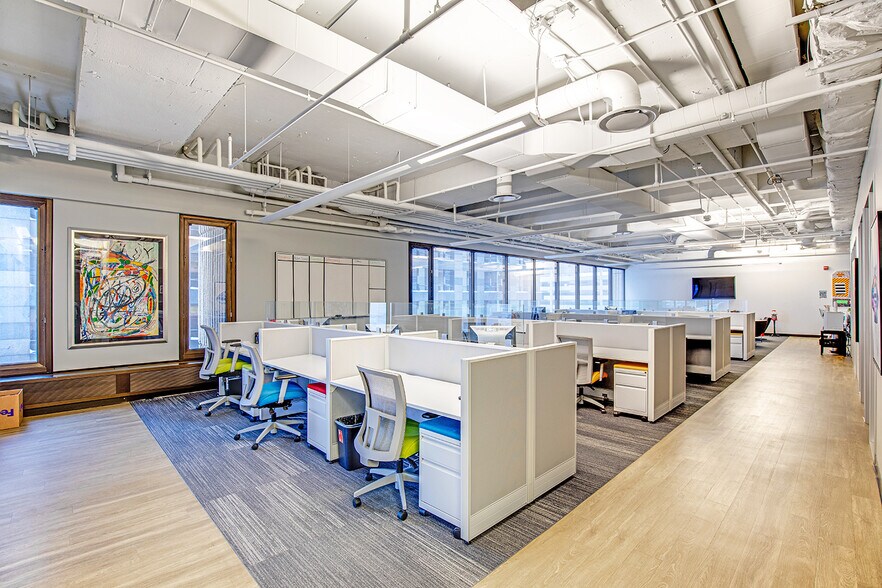 More Photos Of 55 W Wacker Dr, Chicago Office For Sale