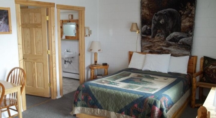 More Photos Of 501 S 6th St, Thermopolis Hotel For Sale