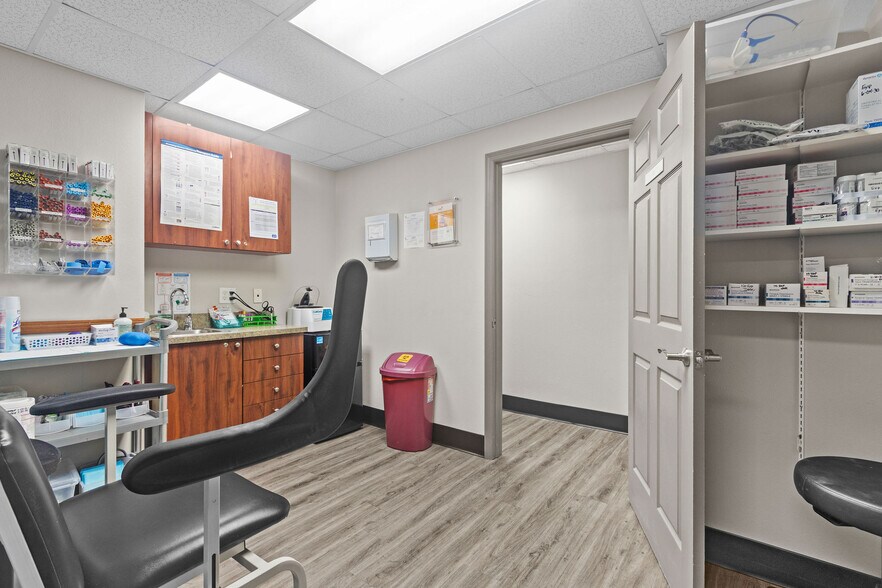 More Photos Of 413 W Robertson St, Brandon Office For Sale