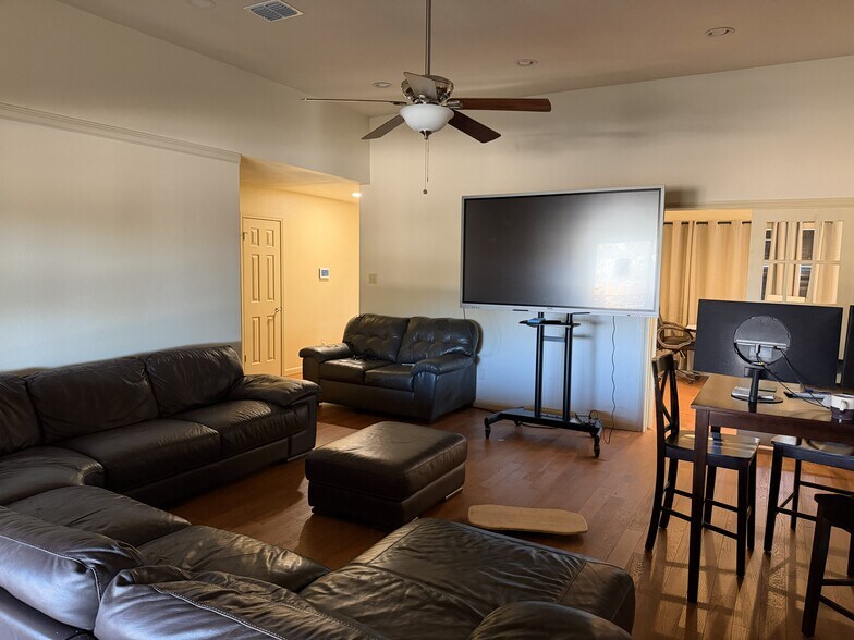 More Photos Of 1030 Canyon Bend Dr, Dripping Springs Light Distribution For Lease