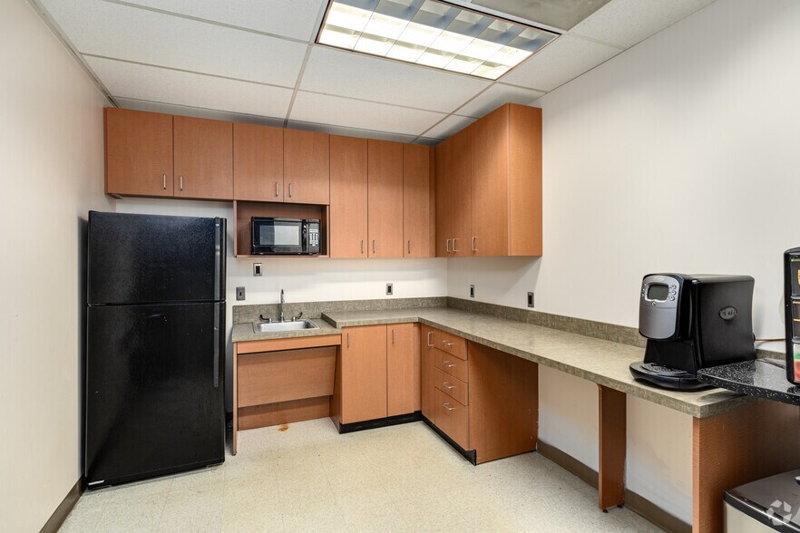 More Photos Of 5350 Shawnee Rd, Alexandria Medical For Sale