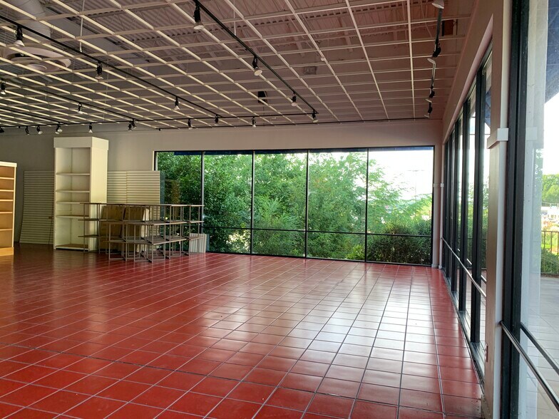 More Photos Of 300 Pearl Nix Pky, Gainesville Unknown For Lease