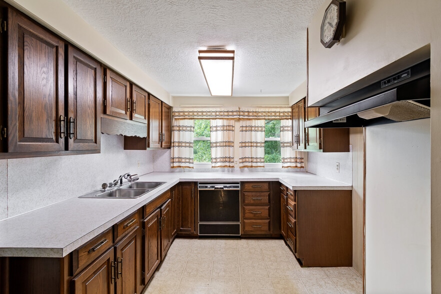 More Photos Of 608 Applegrove St NW, North Canton Office For Sale