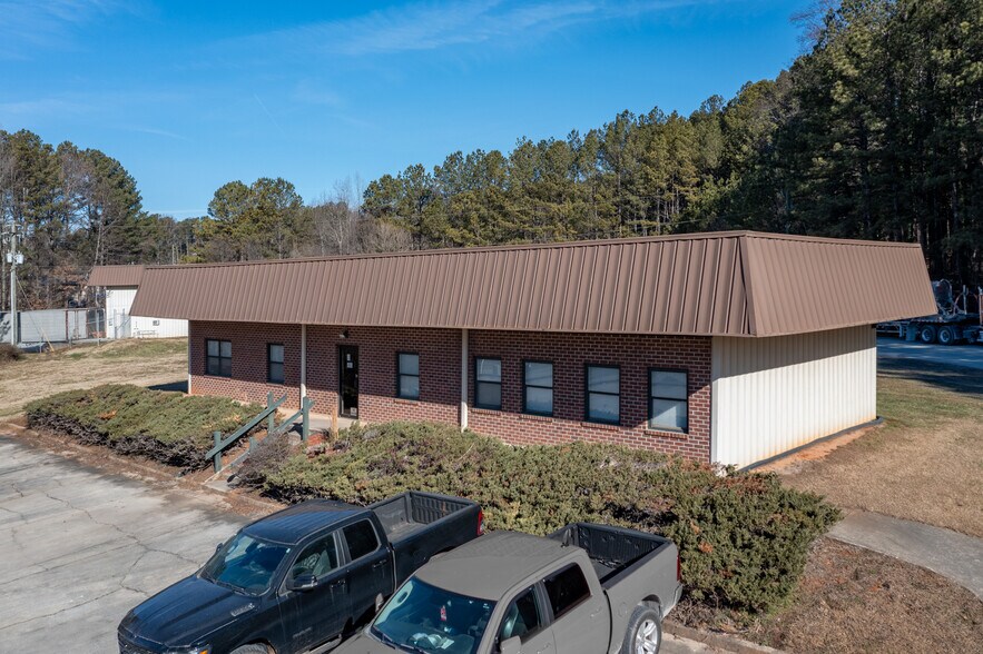 More Photos Of 51 Hickory Springs Ind Dr, Holly Springs Service For Lease