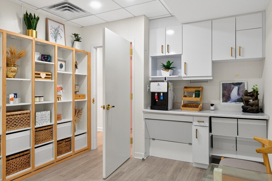 More Photos Of 7601 Lewinsville Rd, McLean Medical For Sale