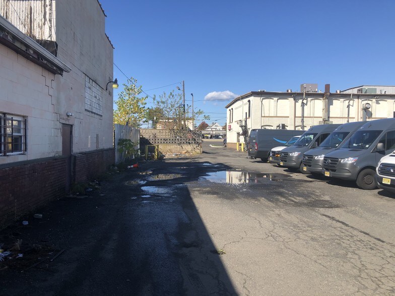 More Photos Of 901 Woodruff Ln, Elizabeth Warehouse For Lease