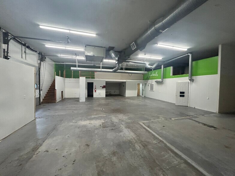 More Photos Of 979-987 Riverside St, Portland Distribution For Lease