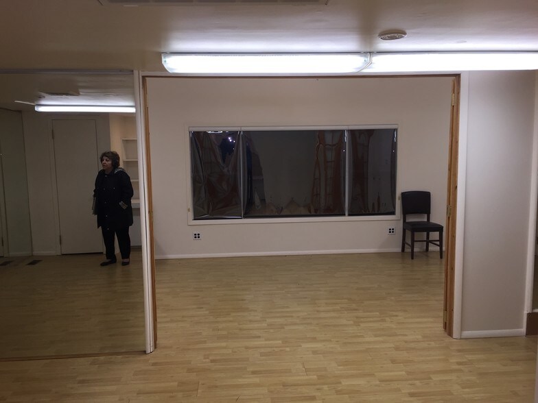 More Photos Of 62 Glen Cove Rd, Roslyn Heights Storefront Retail Office For Lease