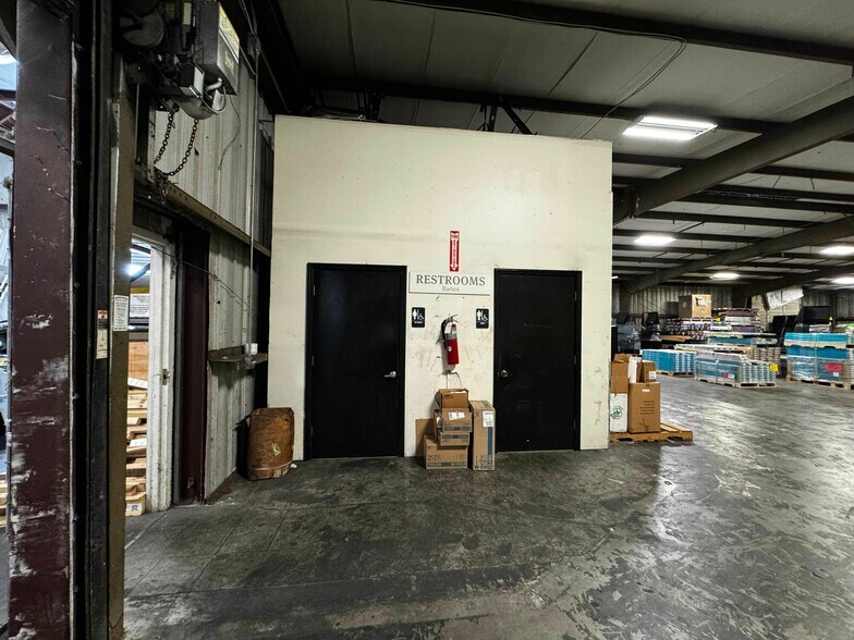 More Photos Of 2214 N Washington Blvd, Sarasota Warehouse For Lease