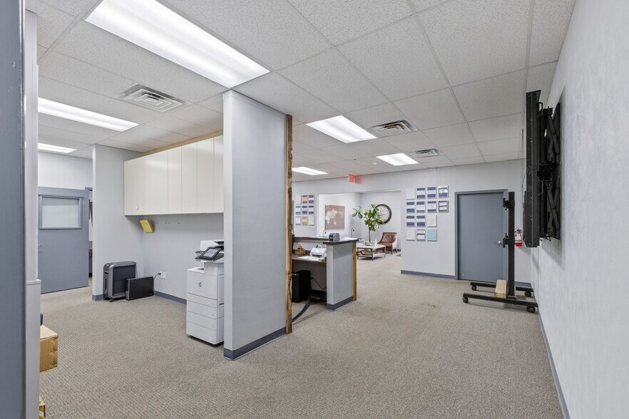 More Photos Of 4200-4202 Wiley Post Rd, Addison Warehouse For Sale