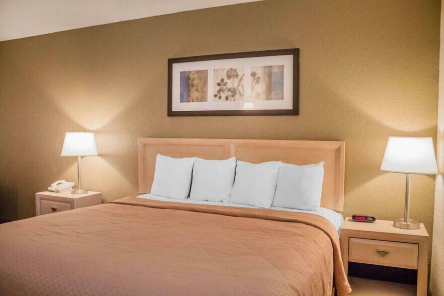 More Photos Of 1723 E Perry St, Port Clinton Hotel For Sale