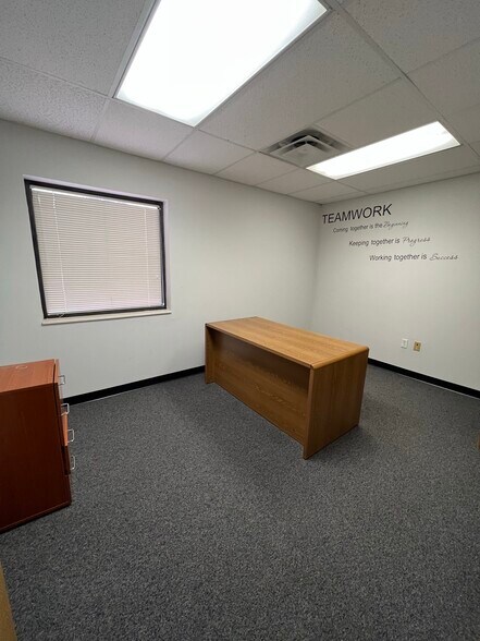 More Photos Of 1725 Louisville Dr, Knoxville Office For Lease