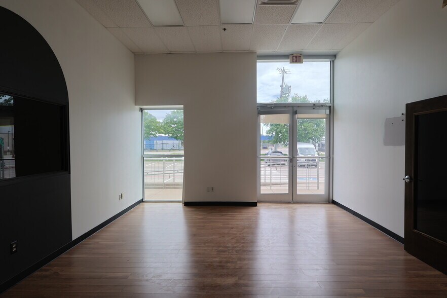 More Photos Of 2727 W Mockingbird Ln, Dallas Unknown For Lease
