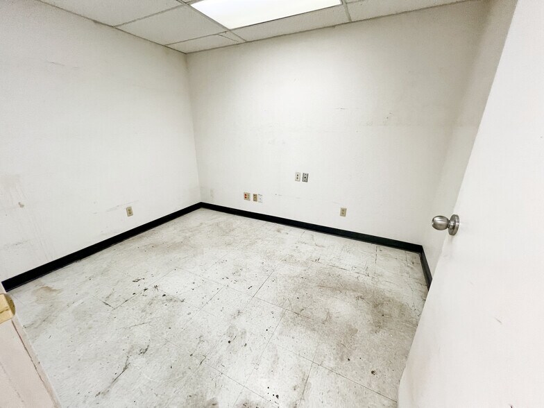 More Photos Of 300 W 61st St, Odessa Industrial For Sale