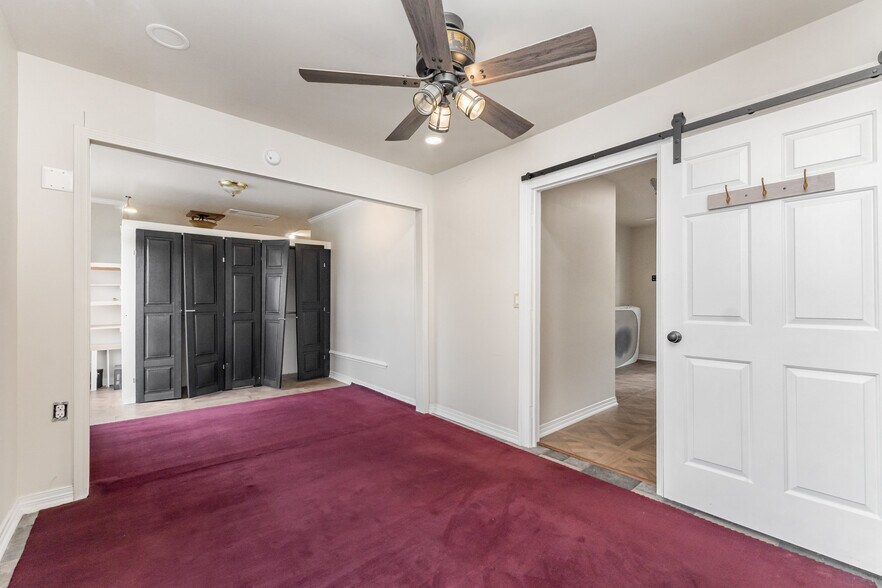 More Photos Of 9008 N Lakebrook Rd, Charlotte Light Distribution For Sale